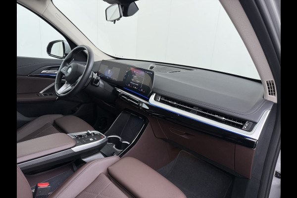 BMW X1 xDrive25e PHEV Hybrid 245pk Automaat Trekhaak Leder Sportstoelen 4WD Adap.Cruise Camera Navi Dual-Ecc ParkAssist Pdc Apple Carpl Lmv Elek.Achterklep Connect Drive Isofix DAB Led Regen-Lichtsensor Lane Assist Wifi AWD 1.700KG Trekgewicht 1e Eigenaar Dealeronderhouden Origineel Nederlandse Auto