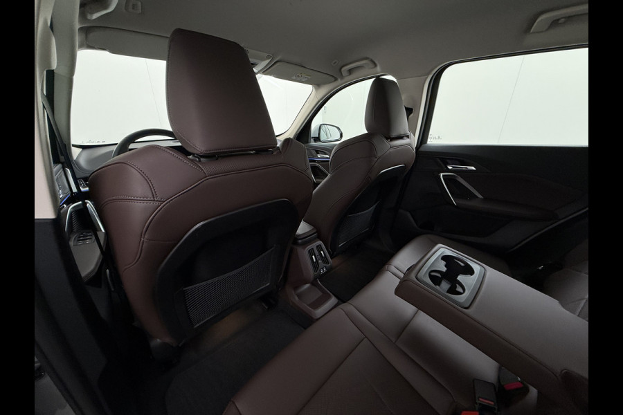BMW X1 xDrive25e PHEV Hybrid 245pk Automaat Trekhaak Leder Sportstoelen 4WD Adap.Cruise Camera Navi Dual-Ecc ParkAssist Pdc Apple Carpl Lmv Elek.Achterklep Connect Drive Isofix DAB Led Regen-Lichtsensor Lane Assist Wifi AWD 1.700KG Trekgewicht 1e Eigenaar Dealeronderhouden Origineel Nederlandse Auto
