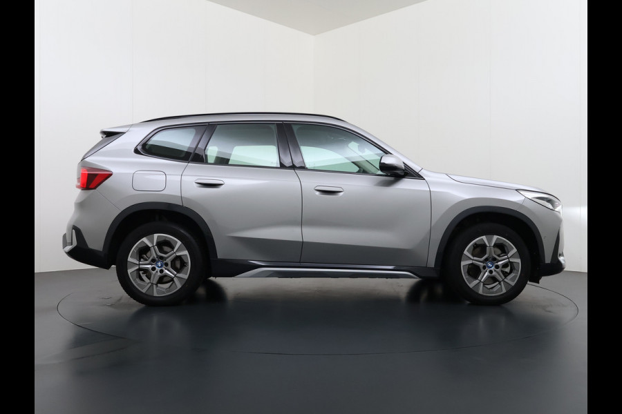BMW X1 xDrive25e PHEV Hybrid 245pk Automaat Trekhaak Leder Sportstoelen 4WD Adap.Cruise Camera Navi Dual-Ecc ParkAssist Pdc Apple Carpl Lmv Elek.Achterklep Connect Drive Isofix DAB Led Regen-Lichtsensor Lane Assist Wifi AWD 1.700KG Trekgewicht 1e Eigenaar Dealeronderhouden Origineel Nederlandse Auto