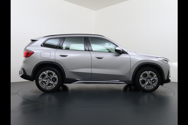 BMW X1 xDrive25e PHEV Hybrid 245pk Automaat Trekhaak Leder Sportstoelen 4WD Adap.Cruise Camera Navi Dual-Ecc ParkAssist Pdc Apple Carpl Lmv Elek.Achterklep Connect Drive Isofix DAB Led Regen-Lichtsensor Lane Assist Wifi AWD 1.700KG Trekgewicht 1e Eigenaar Dealeronderhouden Origineel Nederlandse Auto