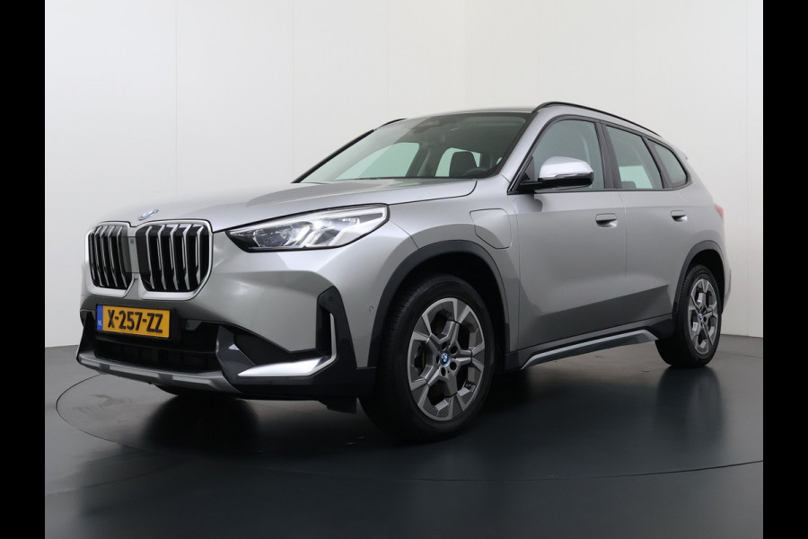 BMW X1 xDrive25e PHEV Hybrid 245pk Automaat Trekhaak Leder Sportstoelen 4WD Adap.Cruise Camera Navi Dual-Ecc ParkAssist Pdc Apple Carpl Lmv Elek.Achterklep Connect Drive Isofix DAB Led Regen-Lichtsensor Lane Assist Wifi AWD 1.700KG Trekgewicht 1e Eigenaar Dealeronderhouden Origineel Nederlandse Auto