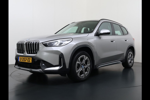 BMW X1 xDrive25e PHEV Hybrid 245pk Automaat Trekhaak Leder Sportstoelen 4WD Adap.Cruise Camera Navi Dual-Ecc ParkAssist Pdc Apple Carpl Lmv Elek.Achterklep Connect Drive Isofix DAB Led Regen-Lichtsensor Lane Assist Wifi AWD 1.700KG Trekgewicht 1e Eigenaar Dealeronderhouden Origineel Nederlandse Auto