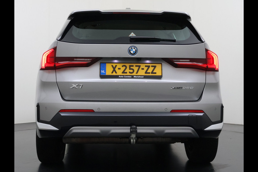 BMW X1 xDrive25e PHEV Hybrid 245pk Automaat Trekhaak Leder Sportstoelen 4WD Adap.Cruise Camera Navi Dual-Ecc ParkAssist Pdc Apple Carpl Lmv Elek.Achterklep Connect Drive Isofix DAB Led Regen-Lichtsensor Lane Assist Wifi AWD 1.700KG Trekgewicht 1e Eigenaar Dealeronderhouden Origineel Nederlandse Auto