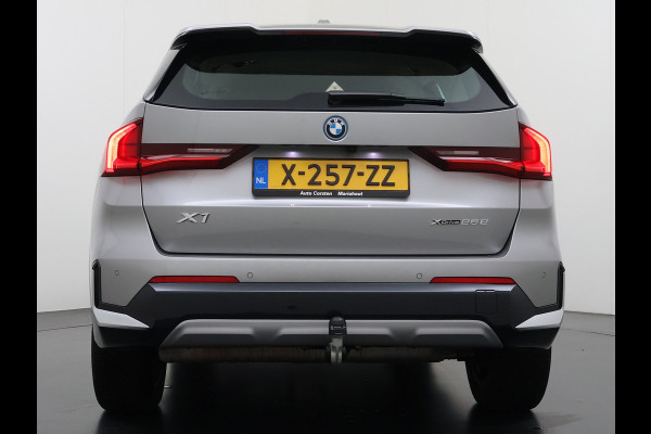 BMW X1 xDrive25e PHEV Hybrid 245pk Automaat Trekhaak Leder Sportstoelen 4WD Adap.Cruise Camera Navi Dual-Ecc ParkAssist Pdc Apple Carpl Lmv Elek.Achterklep Connect Drive Isofix DAB Led Regen-Lichtsensor Lane Assist Wifi AWD 1.700KG Trekgewicht 1e Eigenaar Dealeronderhouden Origineel Nederlandse Auto