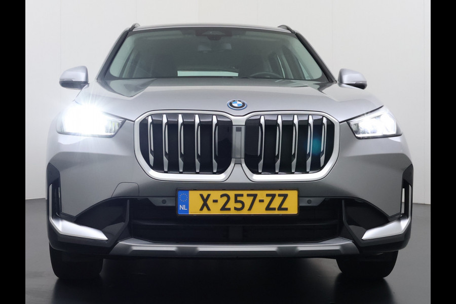 BMW X1 xDrive25e PHEV Hybrid 245pk Automaat Trekhaak Leder Sportstoelen 4WD Adap.Cruise Camera Navi Dual-Ecc ParkAssist Pdc Apple Carpl Lmv Elek.Achterklep Connect Drive Isofix DAB Led Regen-Lichtsensor Lane Assist Wifi AWD 1.700KG Trekgewicht 1e Eigenaar Dealeronderhouden Origineel Nederlandse Auto