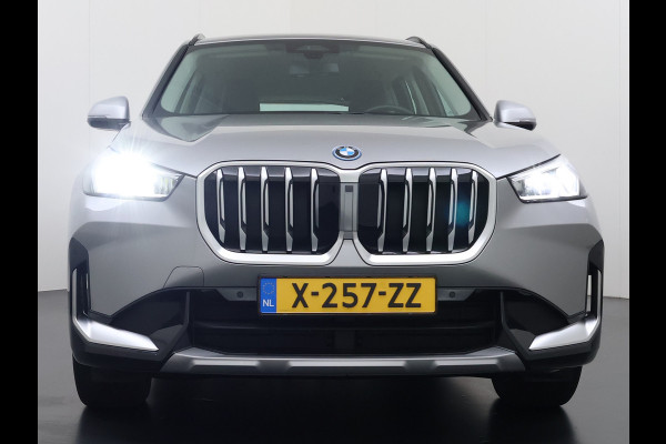 BMW X1 xDrive25e PHEV Hybrid 245pk Automaat Trekhaak Leder Sportstoelen 4WD Adap.Cruise Camera Navi Dual-Ecc ParkAssist Pdc Apple Carpl Lmv Elek.Achterklep Connect Drive Isofix DAB Led Regen-Lichtsensor Lane Assist Wifi AWD 1.700KG Trekgewicht 1e Eigenaar Dealeronderhouden Origineel Nederlandse Auto