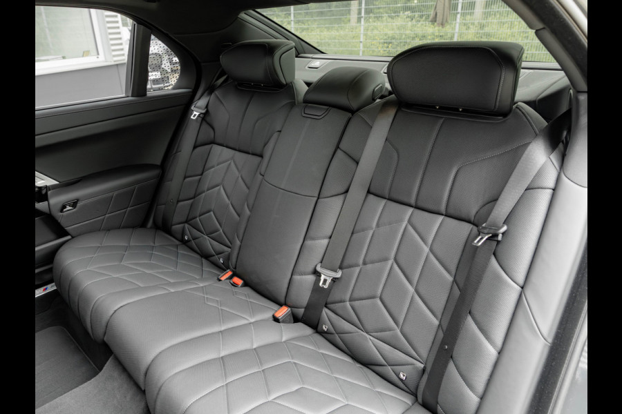 BMW i7 M70 xDrive 106kWh - Executive Drive Pro - Sky Lounge - Individual Interieur