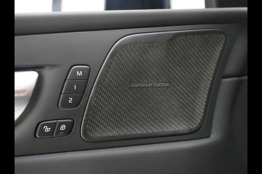 Volvo XC60 2.0 T6 Plug-in hybrid AWD Ultimate | Panoramadak | Trekhaak | Tailored Wool Blend | Luchtvering | HUD | Harman/Kardon