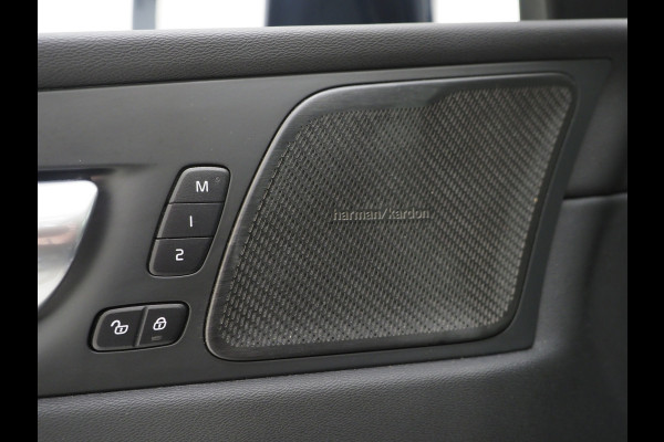 Volvo XC60 2.0 T6 Plug-in hybrid AWD Ultimate | Panoramadak | Trekhaak | Tailored Wool Blend | Luchtvering | HUD | Harman/Kardon