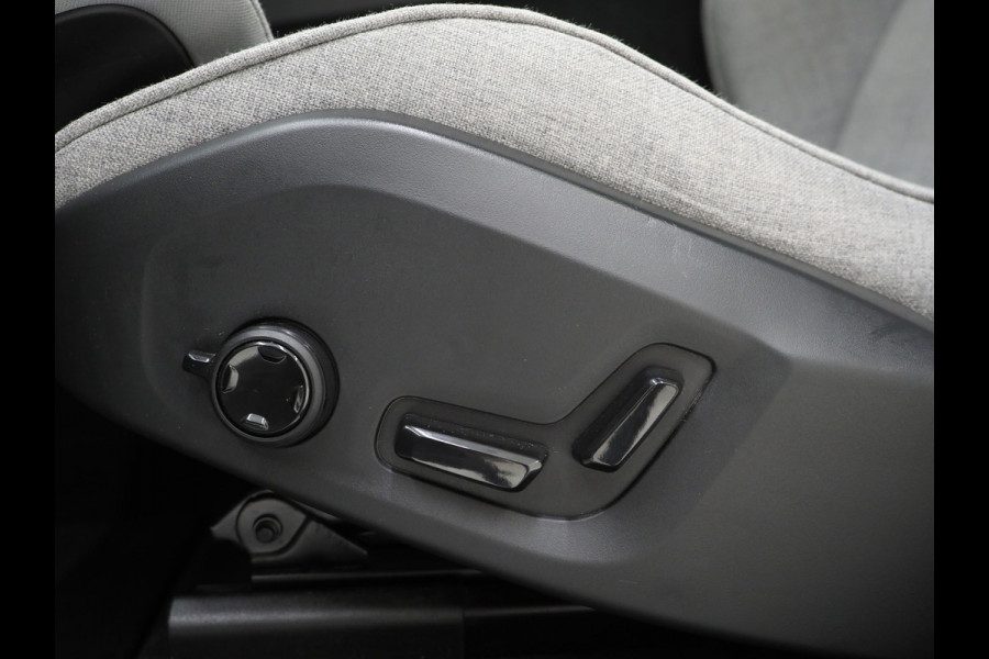 Volvo XC60 2.0 T6 Plug-in hybrid AWD Ultimate | Panoramadak | Trekhaak | Tailored Wool Blend | Luchtvering | HUD | Harman/Kardon
