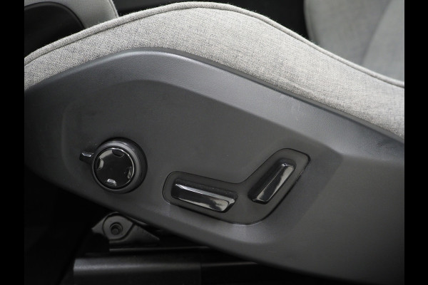 Volvo XC60 2.0 T6 Plug-in hybrid AWD Ultimate | Panoramadak | Trekhaak | Tailored Wool Blend | Luchtvering | HUD | Harman/Kardon