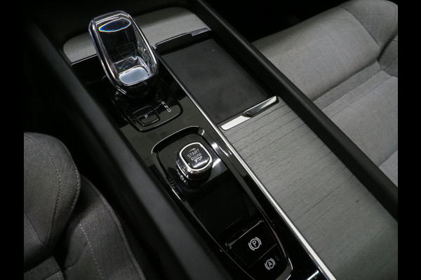 Volvo XC60 2.0 T6 Plug-in hybrid AWD Ultimate | Panoramadak | Trekhaak | Tailored Wool Blend | Luchtvering | HUD | Harman/Kardon
