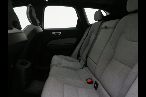 Volvo XC60 2.0 T6 Plug-in hybrid AWD Ultimate | Panoramadak | Trekhaak | Tailored Wool Blend | Luchtvering | HUD | Harman/Kardon