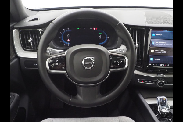 Volvo XC60 2.0 T6 Plug-in hybrid AWD Ultimate | Panoramadak | Trekhaak | Tailored Wool Blend | Luchtvering | HUD | Harman/Kardon