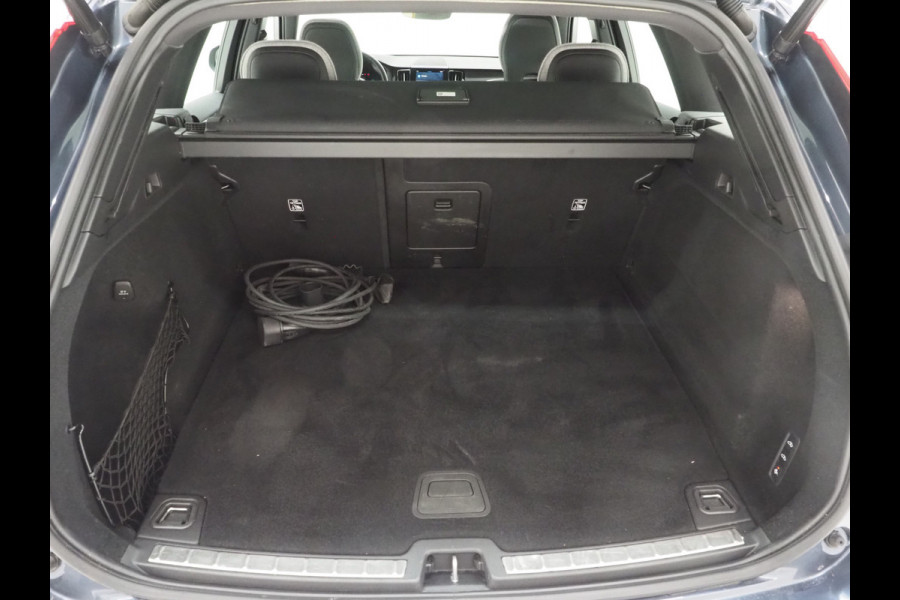 Volvo XC60 2.0 T6 Plug-in hybrid AWD Ultimate | Panoramadak | Trekhaak | Tailored Wool Blend | Luchtvering | HUD | Harman/Kardon