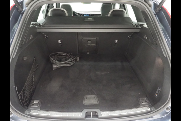 Volvo XC60 2.0 T6 Plug-in hybrid AWD Ultimate | Panoramadak | Trekhaak | Tailored Wool Blend | Luchtvering | HUD | Harman/Kardon