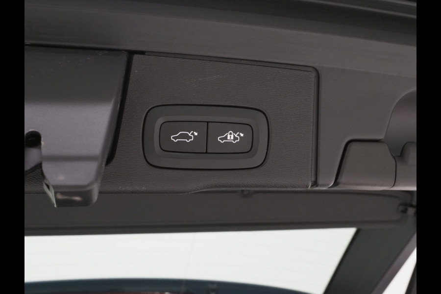 Volvo XC60 2.0 T6 Plug-in hybrid AWD Ultimate | Panoramadak | Trekhaak | Tailored Wool Blend | Luchtvering | HUD | Harman/Kardon