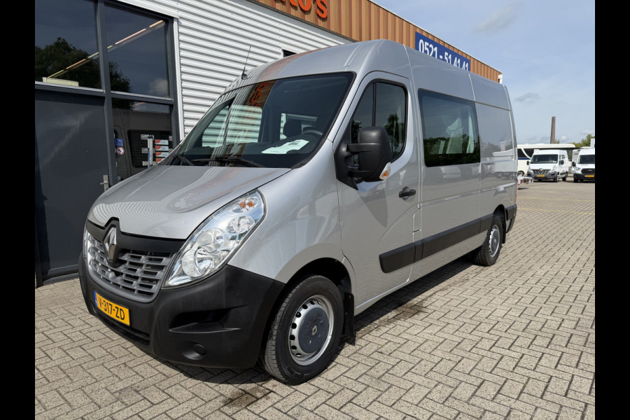Renault Master T35 2.3 dCi 130pk L2H2 bpm vrij / euro 6 diesel / vaste prijs rijklaar € 19.950 ex btw / DC 7 persoons / zilver metallic / trekhaak 2500 kg / airco / cruise / navigatie