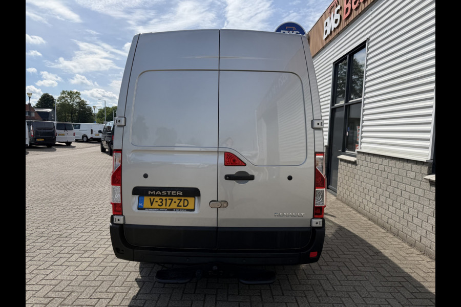Renault Master T35 2.3 dCi 130pk L2H2 bpm vrij / euro 6 diesel / vaste prijs rijklaar € 19.950 ex btw / DC 7 persoons / zilver metallic / trekhaak 2500 kg / airco / cruise / navigatie