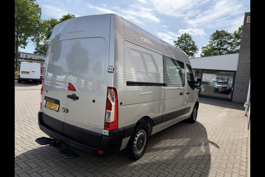 Renault Master T35 2.3 dCi 130pk L2H2 bpm vrij / euro 6 diesel / vaste prijs rijklaar € 19.950 ex btw / DC 7 persoons / zilver metallic / trekhaak 2500 kg / airco / cruise / navigatie