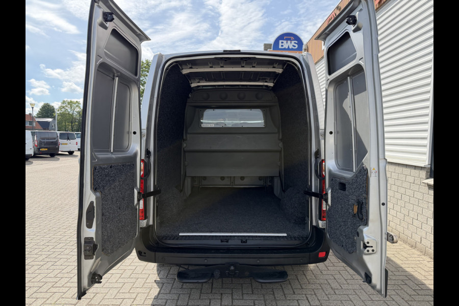 Renault Master T35 2.3 dCi 130pk L2H2 bpm vrij / euro 6 diesel / vaste prijs rijklaar € 19.950 ex btw / DC 7 persoons / zilver metallic / trekhaak 2500 kg / airco / cruise / navigatie