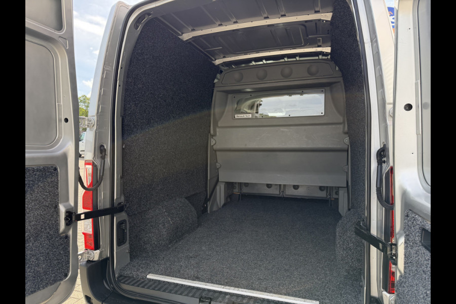 Renault Master T35 2.3 dCi 130pk L2H2 bpm vrij / euro 6 diesel / vaste prijs rijklaar € 19.950 ex btw / DC 7 persoons / zilver metallic / trekhaak 2500 kg / airco / cruise / navigatie