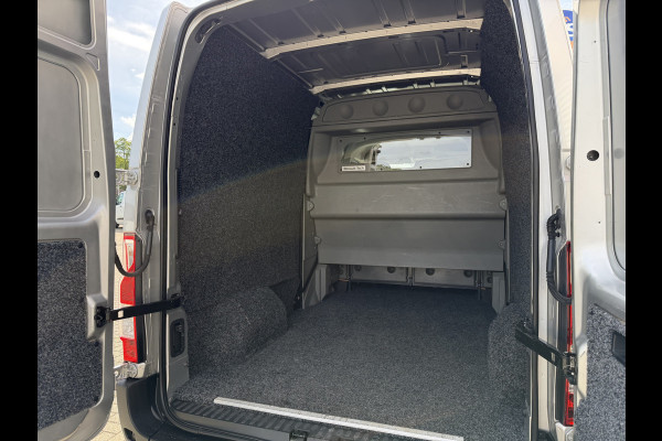 Renault Master T35 2.3 dCi 130pk L2H2 bpm vrij / euro 6 diesel / vaste prijs rijklaar € 19.950 ex btw / DC 7 persoons / zilver metallic / trekhaak 2500 kg / airco / cruise / navigatie