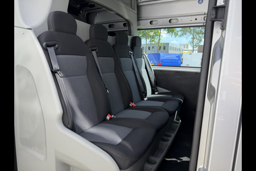 Renault Master T35 2.3 dCi 130pk L2H2 bpm vrij / euro 6 diesel / vaste prijs rijklaar € 19.950 ex btw / DC 7 persoons / zilver metallic / trekhaak 2500 kg / airco / cruise / navigatie