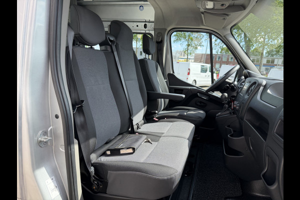 Renault Master T35 2.3 dCi 130pk L2H2 bpm vrij / euro 6 diesel / vaste prijs rijklaar € 19.950 ex btw / DC 7 persoons / zilver metallic / trekhaak 2500 kg / airco / cruise / navigatie