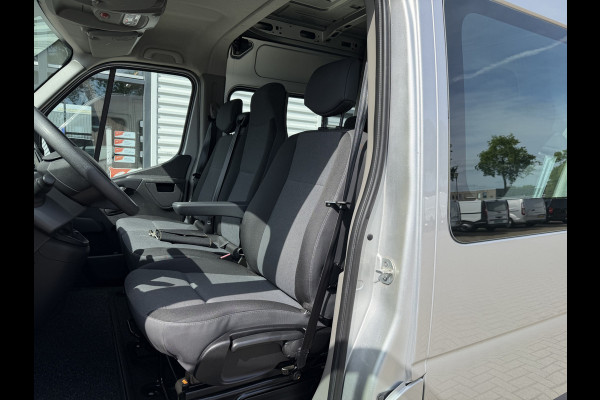 Renault Master T35 2.3 dCi 130pk L2H2 bpm vrij / euro 6 diesel / vaste prijs rijklaar € 19.950 ex btw / DC 7 persoons / zilver metallic / trekhaak 2500 kg / airco / cruise / navigatie