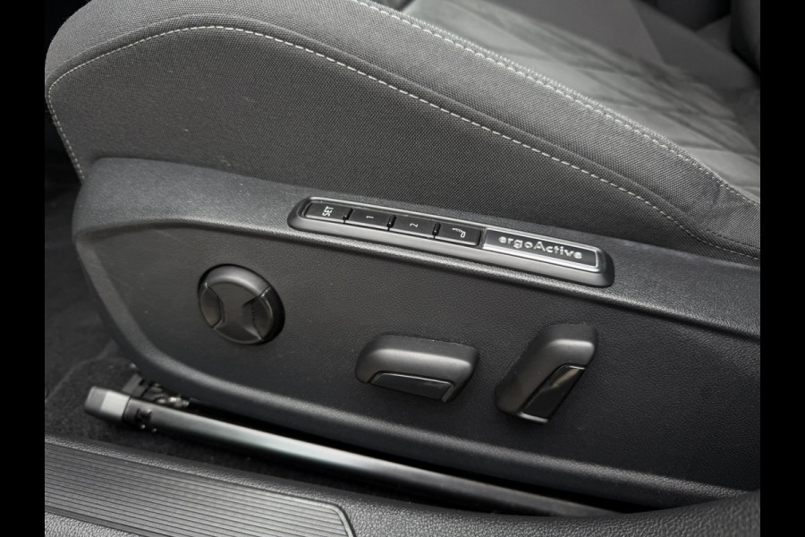 Volkswagen Golf 1.4 eHybrid Style | Carplay | Camera | Memory | Navi | Sfeerverlichting | LED