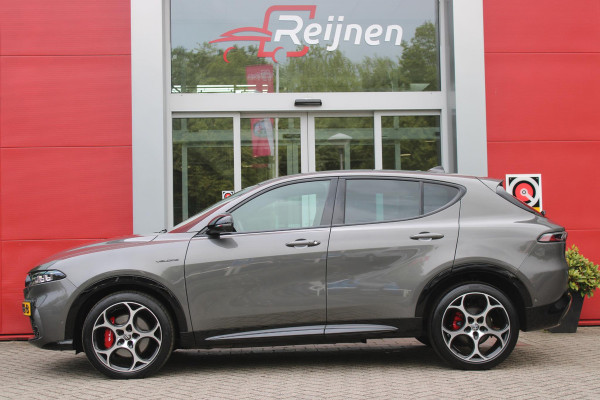 Alfa Romeo Tonale 1.5T Hybrid 160PK VELOCE | PREMIUM PACK: LEDEREN BEKLEDING/GEVENTILEERDE VOORSTOELEN/4-VOUDIG ELEKTRISCH VERSTELBARE LENDESTEUN VOORSTOELEN/ELEKTRISCH BEDIENBARE /HOOGGLANS ZWARTE RAAMOMLIJSTING/AMBIENT LIGHTING | TECHNOLOGY PACK: PARKEERWAARSCHUWING VOOR EN ACHTER/360° CAMERA/AUTOMATISCH INPARKEREN/ AUTONOMOUS DRIVING LEVEL 2: ADAPTIVE CRUISE CONTROL/LANE CENTERING ASSIST/TRAFFIC JAM ASSIST DODEHOEK DETECTIE AUTOMATISCH DIMMENDE BUITENSPIEGELS ELEKTRISCH BEDIENBARE ACHTERKLEP | WINTERPACK: STOELVERWARMING VOOR/STUURVERWARMING/VERWARMBARE RUITENSPROEIERS | 19" LICHTMET