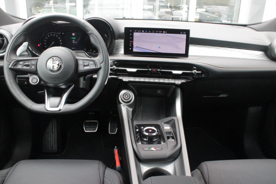 Alfa Romeo Tonale 1.5T Hybrid 160PK VELOCE | PREMIUM PACK: LEDEREN BEKLEDING/GEVENTILEERDE VOORSTOELEN/4-VOUDIG ELEKTRISCH VERSTELBARE LENDESTEUN VOORSTOELEN/ELEKTRISCH BEDIENBARE /HOOGGLANS ZWARTE RAAMOMLIJSTING/AMBIENT LIGHTING | TECHNOLOGY PACK: PARKEERWAARSCHUWING VOOR EN ACHTER/360° CAMERA/AUTOMATISCH INPARKEREN/ AUTONOMOUS DRIVING LEVEL 2: ADAPTIVE CRUISE CONTROL/LANE CENTERING ASSIST/TRAFFIC JAM ASSIST DODEHOEK DETECTIE AUTOMATISCH DIMMENDE BUITENSPIEGELS ELEKTRISCH BEDIENBARE ACHTERKLEP | WINTERPACK: STOELVERWARMING VOOR/STUURVERWARMING/VERWARMBARE RUITENSPROEIERS | 19" LICHTMET