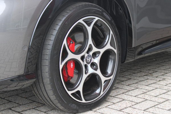 Alfa Romeo Tonale 1.5T Hybrid 160PK VELOCE | PREMIUM PACK: LEDEREN BEKLEDING/GEVENTILEERDE VOORSTOELEN/4-VOUDIG ELEKTRISCH VERSTELBARE LENDESTEUN VOORSTOELEN/ELEKTRISCH BEDIENBARE /HOOGGLANS ZWARTE RAAMOMLIJSTING/AMBIENT LIGHTING | TECHNOLOGY PACK: PARKEERWAARSCHUWING VOOR EN ACHTER/360° CAMERA/AUTOMATISCH INPARKEREN/ AUTONOMOUS DRIVING LEVEL 2: ADAPTIVE CRUISE CONTROL/LANE CENTERING ASSIST/TRAFFIC JAM ASSIST DODEHOEK DETECTIE AUTOMATISCH DIMMENDE BUITENSPIEGELS ELEKTRISCH BEDIENBARE ACHTERKLEP | WINTERPACK: STOELVERWARMING VOOR/STUURVERWARMING/VERWARMBARE RUITENSPROEIERS | 19" LICHTMET