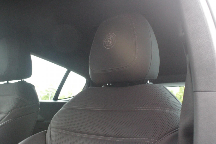 Alfa Romeo Tonale 1.5T Hybrid 160PK VELOCE | PREMIUM PACK: LEDEREN BEKLEDING/GEVENTILEERDE VOORSTOELEN/4-VOUDIG ELEKTRISCH VERSTELBARE LENDESTEUN VOORSTOELEN/ELEKTRISCH BEDIENBARE /HOOGGLANS ZWARTE RAAMOMLIJSTING/AMBIENT LIGHTING | TECHNOLOGY PACK: PARKEERWAARSCHUWING VOOR EN ACHTER/360° CAMERA/AUTOMATISCH INPARKEREN/ AUTONOMOUS DRIVING LEVEL 2: ADAPTIVE CRUISE CONTROL/LANE CENTERING ASSIST/TRAFFIC JAM ASSIST DODEHOEK DETECTIE AUTOMATISCH DIMMENDE BUITENSPIEGELS ELEKTRISCH BEDIENBARE ACHTERKLEP | WINTERPACK: STOELVERWARMING VOOR/STUURVERWARMING/VERWARMBARE RUITENSPROEIERS | 19" LICHTMET