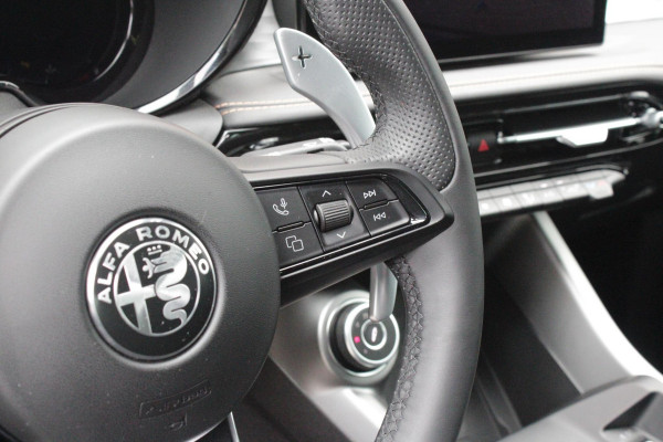 Alfa Romeo Tonale 1.5T Hybrid 160PK VELOCE | PREMIUM PACK: LEDEREN BEKLEDING/GEVENTILEERDE VOORSTOELEN/4-VOUDIG ELEKTRISCH VERSTELBARE LENDESTEUN VOORSTOELEN/ELEKTRISCH BEDIENBARE /HOOGGLANS ZWARTE RAAMOMLIJSTING/AMBIENT LIGHTING | TECHNOLOGY PACK: PARKEERWAARSCHUWING VOOR EN ACHTER/360° CAMERA/AUTOMATISCH INPARKEREN/ AUTONOMOUS DRIVING LEVEL 2: ADAPTIVE CRUISE CONTROL/LANE CENTERING ASSIST/TRAFFIC JAM ASSIST DODEHOEK DETECTIE AUTOMATISCH DIMMENDE BUITENSPIEGELS ELEKTRISCH BEDIENBARE ACHTERKLEP | WINTERPACK: STOELVERWARMING VOOR/STUURVERWARMING/VERWARMBARE RUITENSPROEIERS | 19" LICHTMET