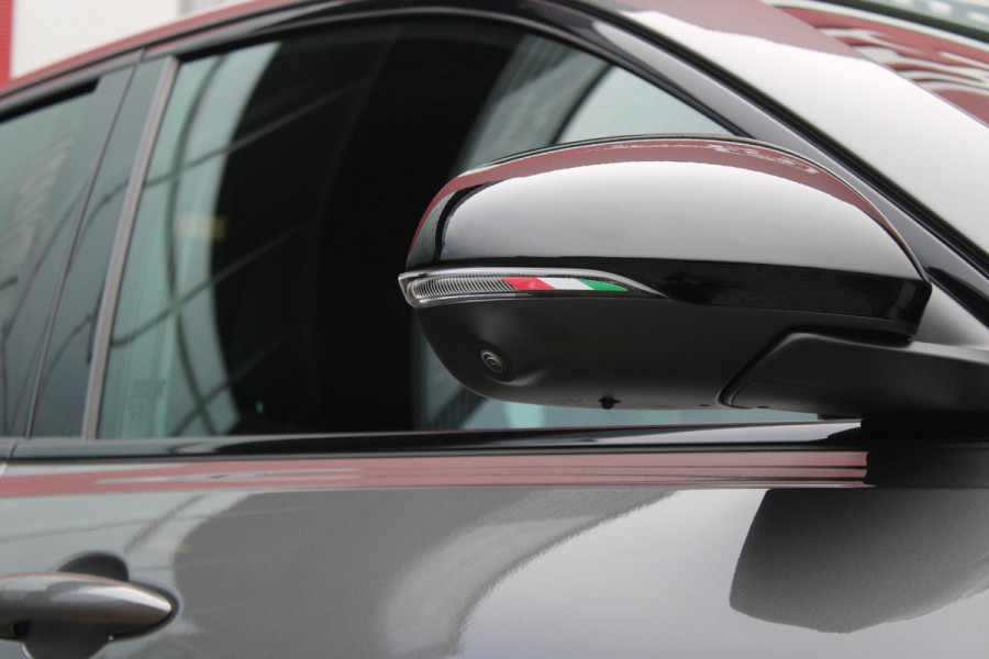 Alfa Romeo Tonale 1.5T Hybrid 160PK VELOCE | PREMIUM PACK: LEDEREN BEKLEDING/GEVENTILEERDE VOORSTOELEN/4-VOUDIG ELEKTRISCH VERSTELBARE LENDESTEUN VOORSTOELEN/ELEKTRISCH BEDIENBARE /HOOGGLANS ZWARTE RAAMOMLIJSTING/AMBIENT LIGHTING | TECHNOLOGY PACK: PARKEERWAARSCHUWING VOOR EN ACHTER/360° CAMERA/AUTOMATISCH INPARKEREN/ AUTONOMOUS DRIVING LEVEL 2: ADAPTIVE CRUISE CONTROL/LANE CENTERING ASSIST/TRAFFIC JAM ASSIST DODEHOEK DETECTIE AUTOMATISCH DIMMENDE BUITENSPIEGELS ELEKTRISCH BEDIENBARE ACHTERKLEP | WINTERPACK: STOELVERWARMING VOOR/STUURVERWARMING/VERWARMBARE RUITENSPROEIERS | 19" LICHTMET