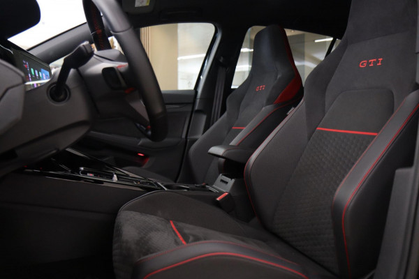 Volkswagen Golf 2.0 TSI GTI CLUBSPORT BLACKSTYLE/PANO/HEDUP/HK/CARPLAY/BLIDSOIT/VOL