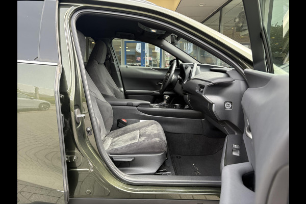 Lexus UX 250h Preference Line | 184pk | Stoel- & Stuurverwarming | Adaptive Cruise | Achteruitrijcamera | 18 Inch |