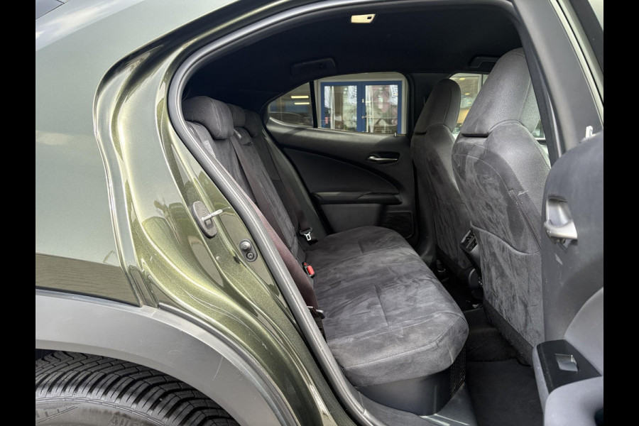 Lexus UX 250h Preference Line | 184pk | Stoel- & Stuurverwarming | Adaptive Cruise | Achteruitrijcamera | 18 Inch |