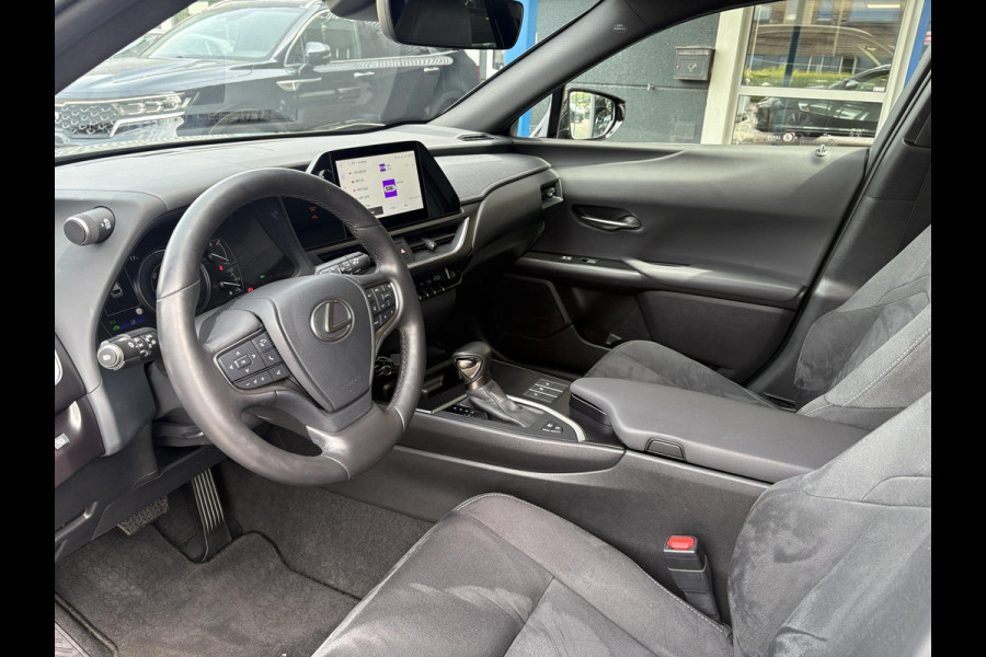 Lexus UX 250h Preference Line | 184pk | Stoel- & Stuurverwarming | Adaptive Cruise | Achteruitrijcamera | 18 Inch |