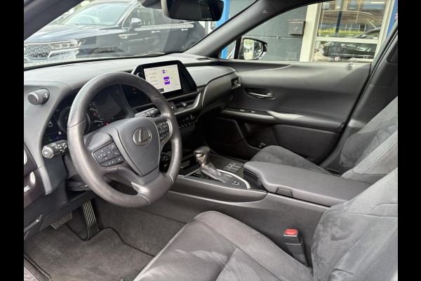 Lexus UX 250h Preference Line | 184pk | Stoel- & Stuurverwarming | Adaptive Cruise | Achteruitrijcamera | 18 Inch |