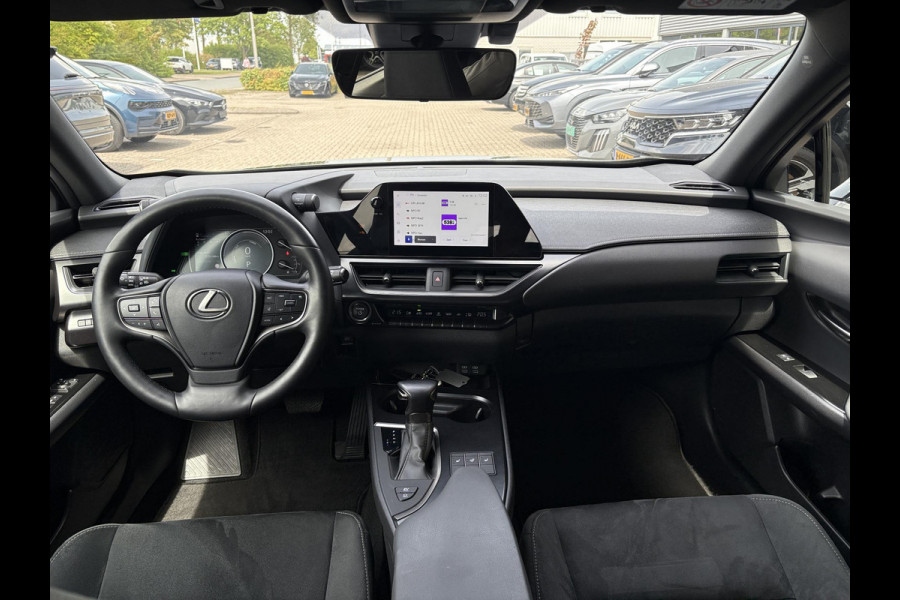 Lexus UX 250h Preference Line | 184pk | Stoel- & Stuurverwarming | Adaptive Cruise | Achteruitrijcamera | 18 Inch |