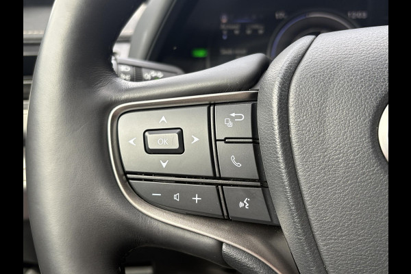 Lexus UX 250h Preference Line | 184pk | Stoel- & Stuurverwarming | Adaptive Cruise | Achteruitrijcamera | 18 Inch |