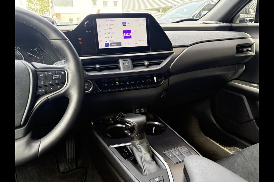 Lexus UX 250h Preference Line | 184pk | Stoel- & Stuurverwarming | Adaptive Cruise | Achteruitrijcamera | 18 Inch |