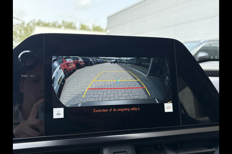 Lexus UX 250h Preference Line | 184pk | Stoel- & Stuurverwarming | Adaptive Cruise | Achteruitrijcamera | 18 Inch |