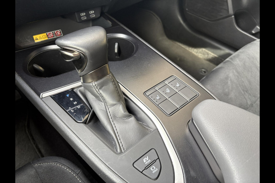 Lexus UX 250h Preference Line | 184pk | Stoel- & Stuurverwarming | Adaptive Cruise | Achteruitrijcamera | 18 Inch |