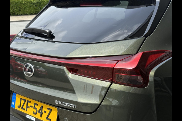 Lexus UX 250h Preference Line | 184pk | Stoel- & Stuurverwarming | Adaptive Cruise | Achteruitrijcamera | 18 Inch |