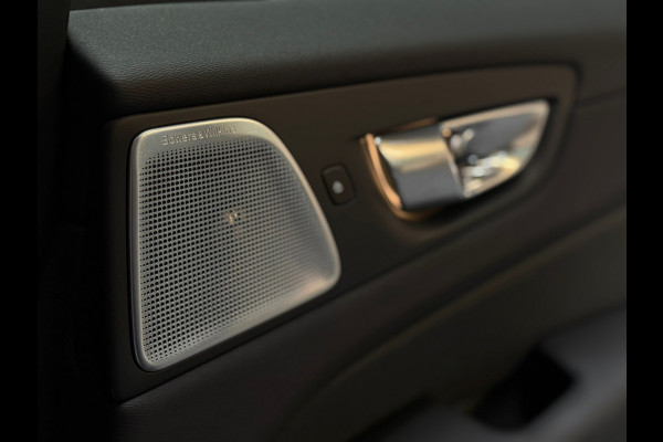 Volvo XC60 2.0 T8 Plug-in-hybrid AWD BLACK EDITION PANO|BOWERS&WILKINS|HuD|360CAM|KEYLESS|MEMORY|LUCHTVERING|FABRIEKSGARANTIE|2025