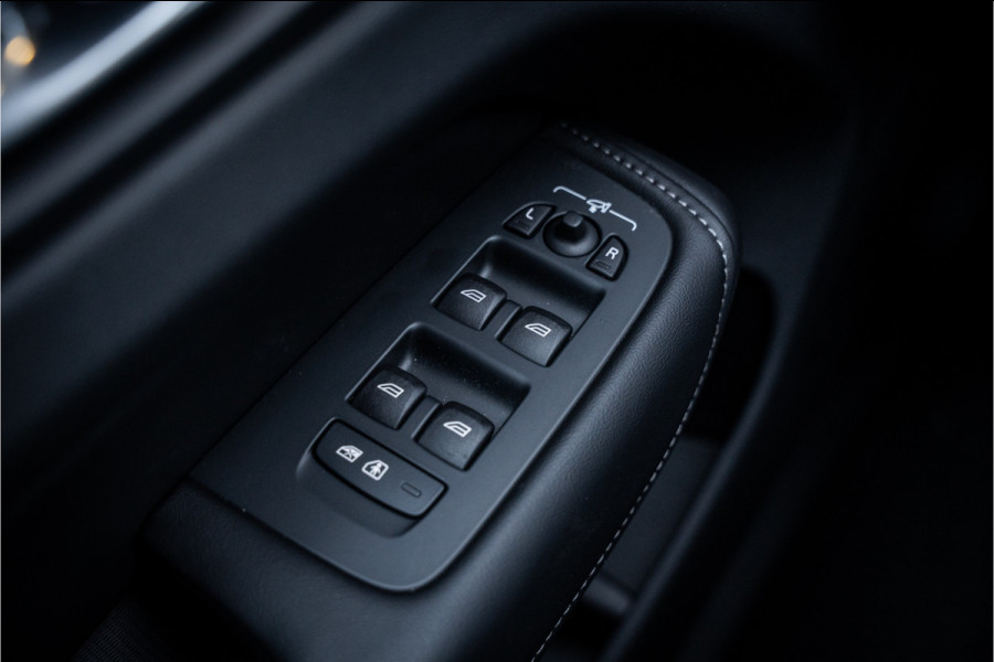 Volvo XC60 T6 Recharge Ultimate Black Edition ** Leer ** B&W ** Four-C luchtvering ** Trekhaak